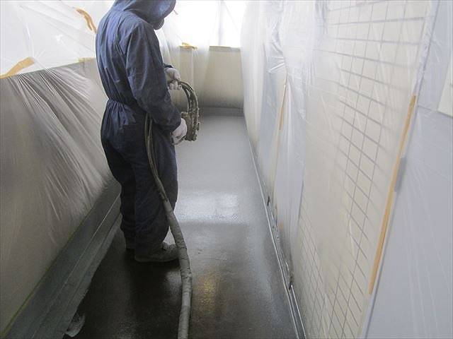 廊下防水工事　防水材塗布